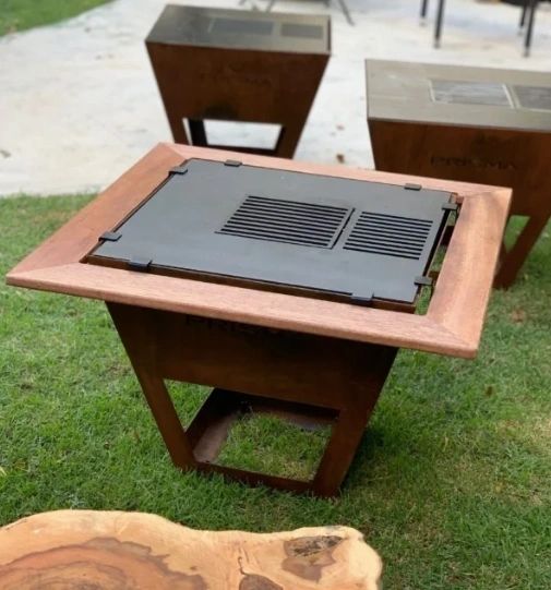 Baby Grill de Prisma instalada en una terraza de casa con zona de comedor